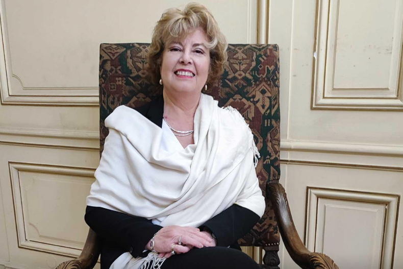 es una gran honor monica rubio, la primera mujer chilena en dirigir la union astronomica internacional.png