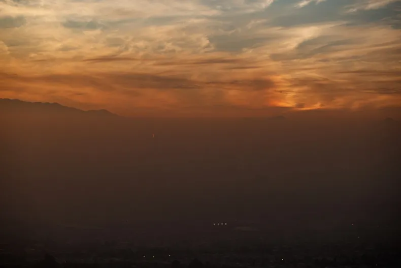 24575 humo cielo.webp