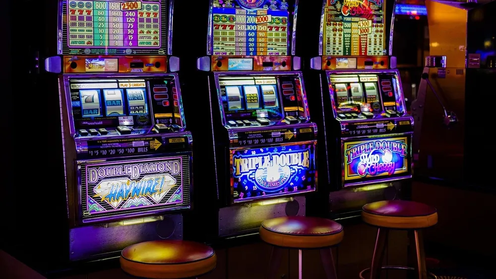 Sinfonía en Do Mayor: Por qué las slots y los salones modernos están diseñados para tu felicidad