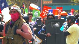 Partidarios del rechazo marchan encapuchados, con cascos, chalecos antibalas y escoltados por Carabineros