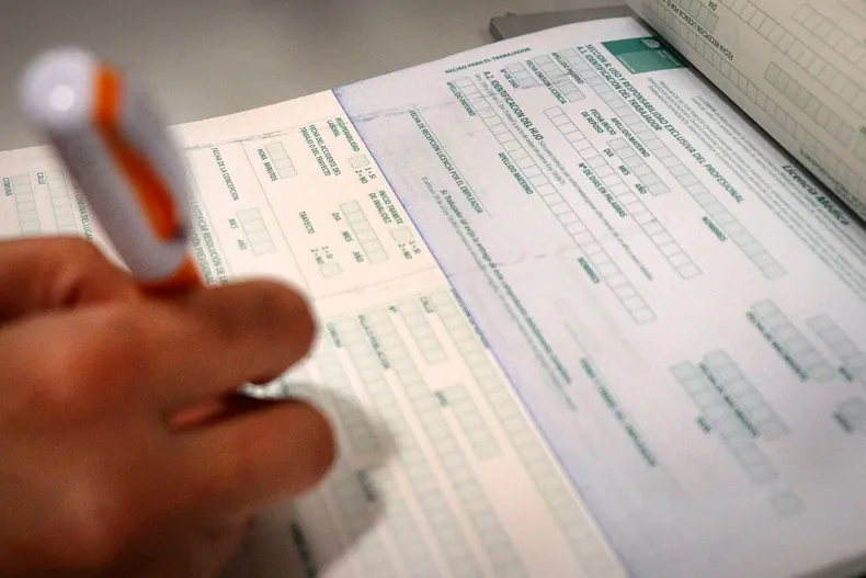 la desvincularon tras estar por mas de 6 meses con licencia medica fue a juicio y suprema ordeno que la reintegren.webp