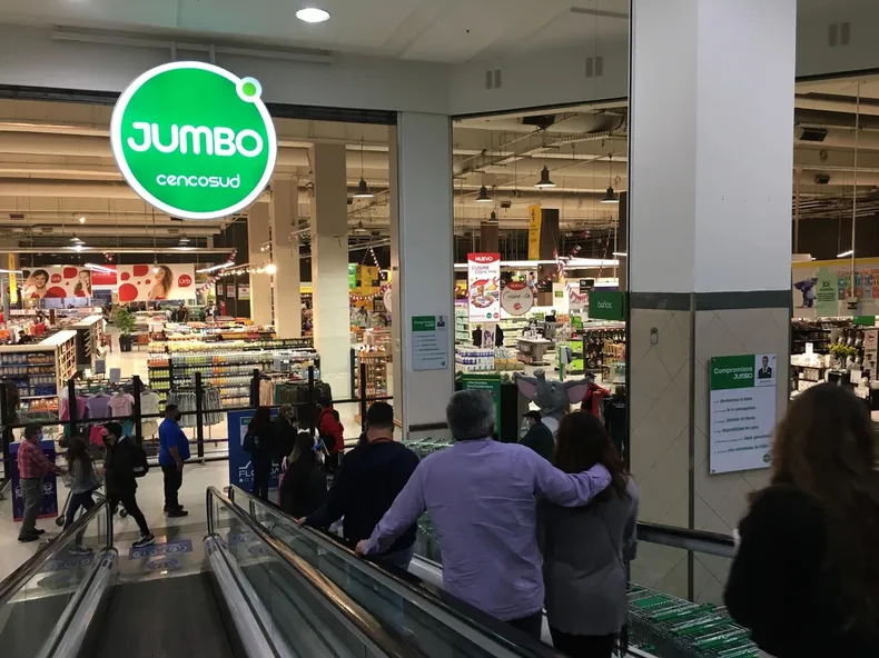 jumbo debera pagar 18 millones a cliente al que le robaron auto mientras compraba no demostro que hubiera seguridad suficiente.webp