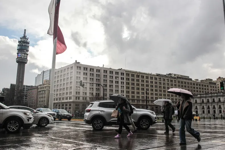 23604 chubascos en santiago.webp