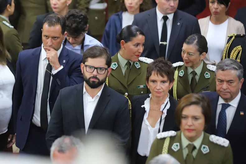 Presidente Gabriel Boric en funeral de sargento Rita Olivares.jpg