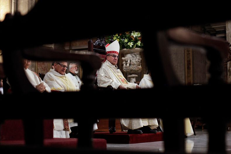 6559 obispo auxiliar chomali catedral de santiago.jpg