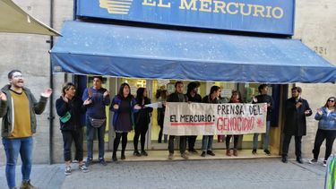 Juventudes Comunistas se toman oficinas de El Mercurio tras inserto negacionista por el 11 de septiembre