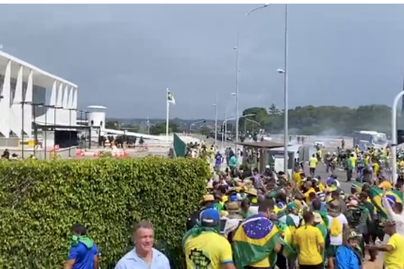 Bolsonaristas invaden palacio presidencial en Brasil.png