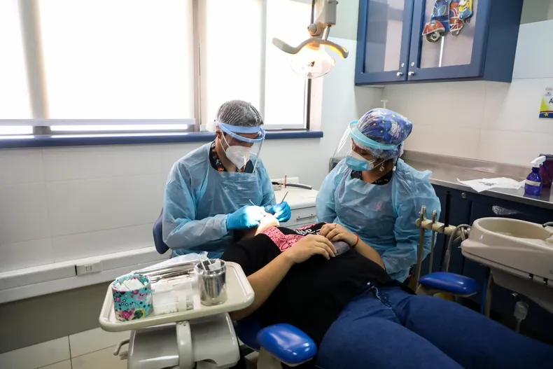 dentista y centro odontologico deben indemnizar a paciente por herida que requirio sutura y atencion hospitalaria.webp