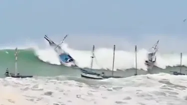 Perú: Fuertes oleajes dejan a pescadores atrapados y severos daños en infraestructura