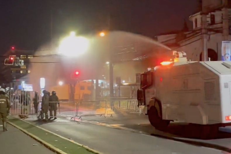 Incidentes en el exterior de Estadio Nacional.jpg