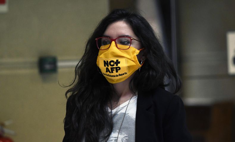 Camila Vallejo con una mascarilla No mas AFP al termino del proyecto en reforma constitucional que permite el retiro de parte del fondo individual de las AFP. scaled 1.jpg