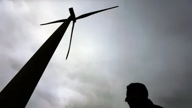 Radiografía al sistema eléctrico chileno: Avances verdes, tarifas altas y un sistema bajo tensión