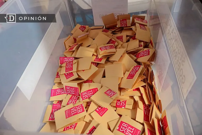 12701 votos en una urna con el sticker del servel.webp