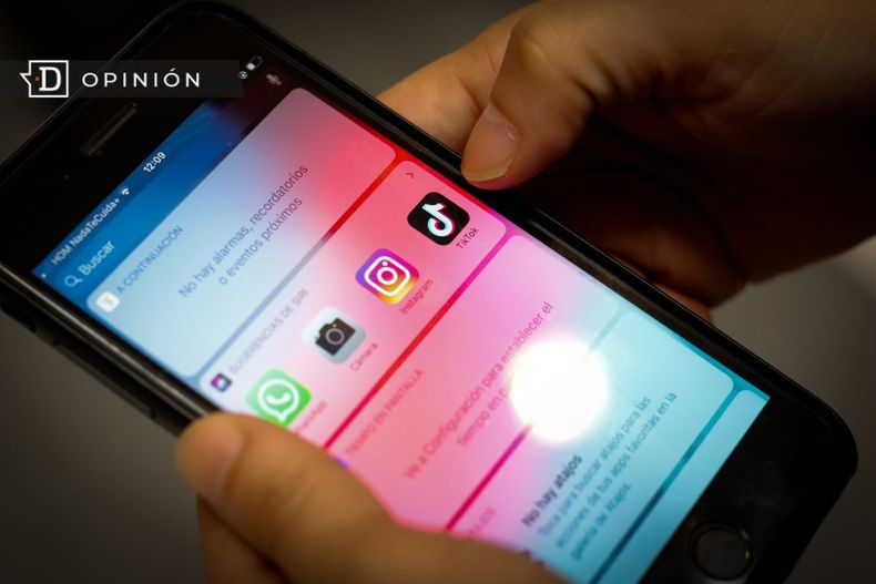 1952 celular con redes sociales.jpg