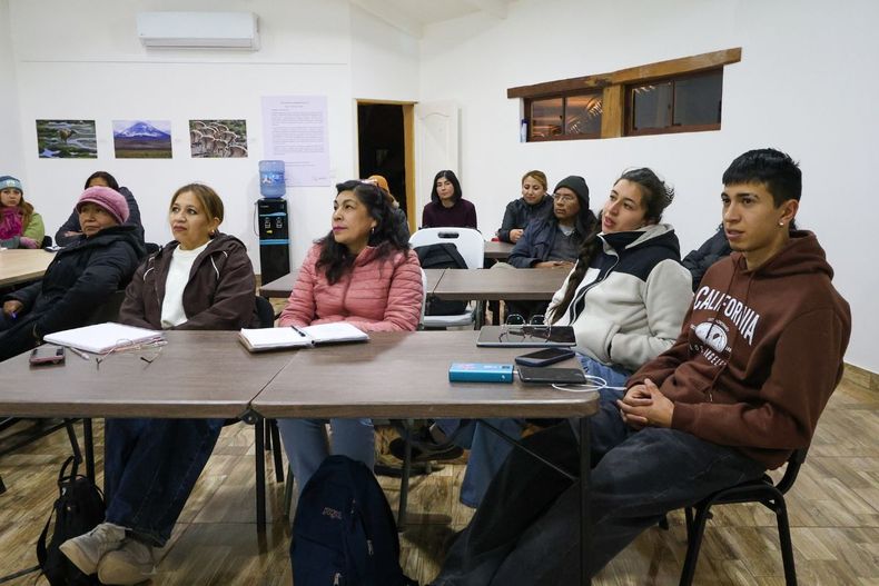 El curso de Aula Salar, impulsado por Novandino Litio y la UCN, entregó a vecinos y profesionales de San Pedro de Atacama herramientas técnicas y legales.