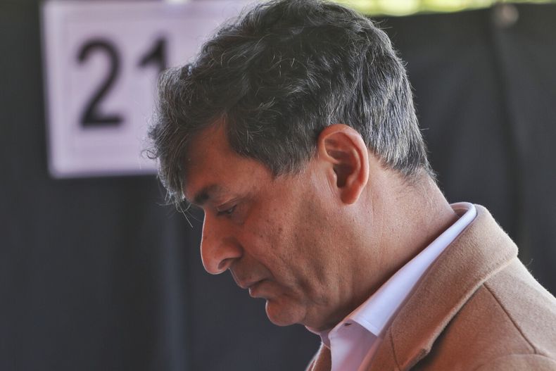 8823 parisi triste.jpg