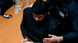 Joaquín Lavín Jr. es retirado con esposas por Gendarmería para ser trasladado a cumplir prisión preventiva - Agencia Uno Joaquín Lavín Jr. es retirado con esposas por Gendarmería para ser trasladado a cumplir prisión preventiva - Agencia Uno