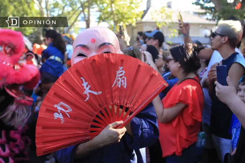 24744 foto de un personaje chino con un abanico con caracteres chi.webp