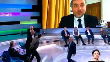 VIDEO| Periodista ucraniano y político protagonizan descomunal pelea en vivo por la TV