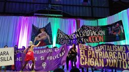 Feministas funan a Pilar Sordo y la obligan a terminar actividad en Chiloé