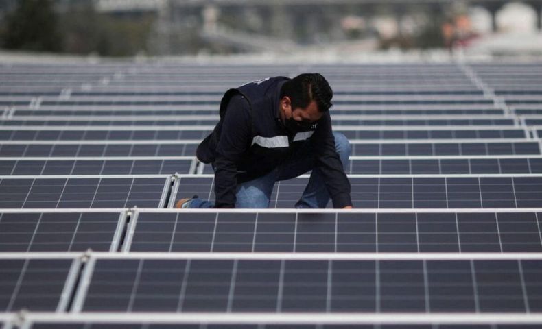 trabajor instala panel solar_alamy_2JR52J8 1440x720 1 e1663784375142.jpg