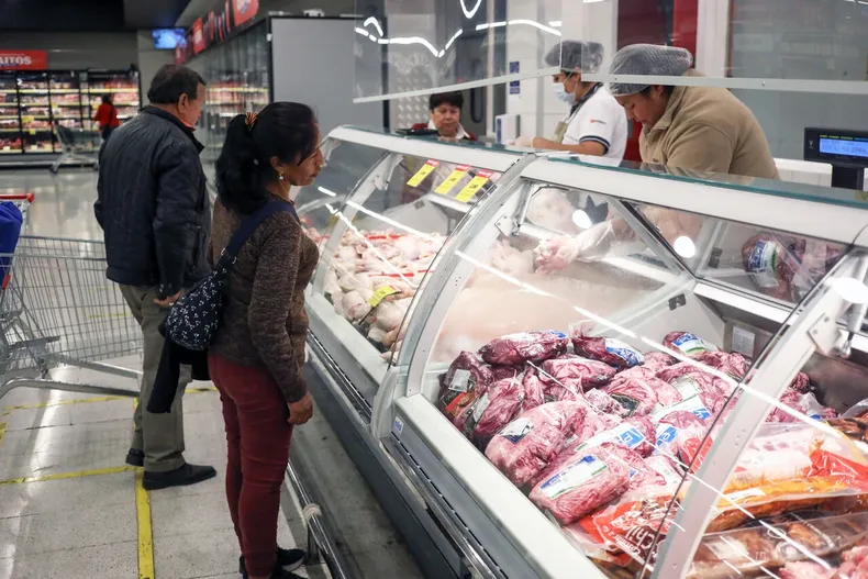 compraron pollo y pan en supermercado y terminaron intoxicados corte confirmo multa de 6 9 millones.webp