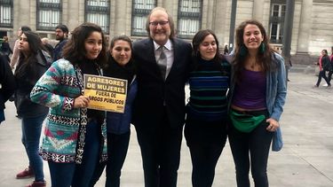 Absuelven de delito de injurias a estudiantes de Historia de la U Chile que denunciaron a profesor por acoso sexual