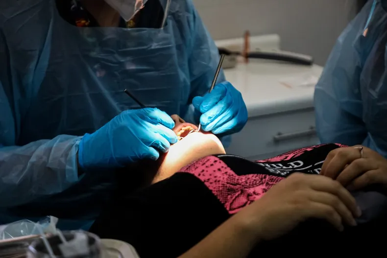 se sometio a tratamiento dental y termino con danos la historia de paciente que logro 15 millones por negligencia medica.webp