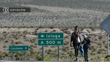 El Desconcierto | 8356 madre con sus hijos caminando carca de colchane.jpg