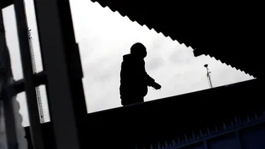 El caso de la madre chilena que tenía a su hijo de 13 años esclavizado y obligaba a vivir en el patio sin comer por días