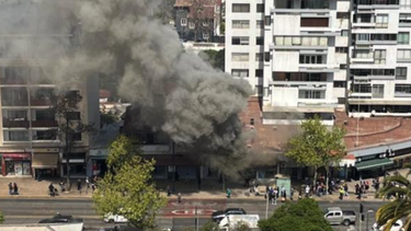 VIDEO| Corte de tránsito por incendio que afecta a locales comerciales en Providencia