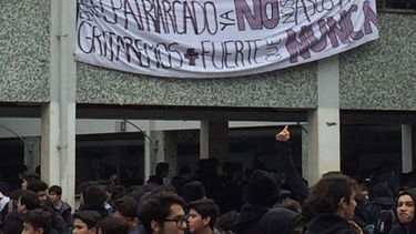 Alumnas del liceo Carmela Carvajal se tomaron el Instituto Nacional