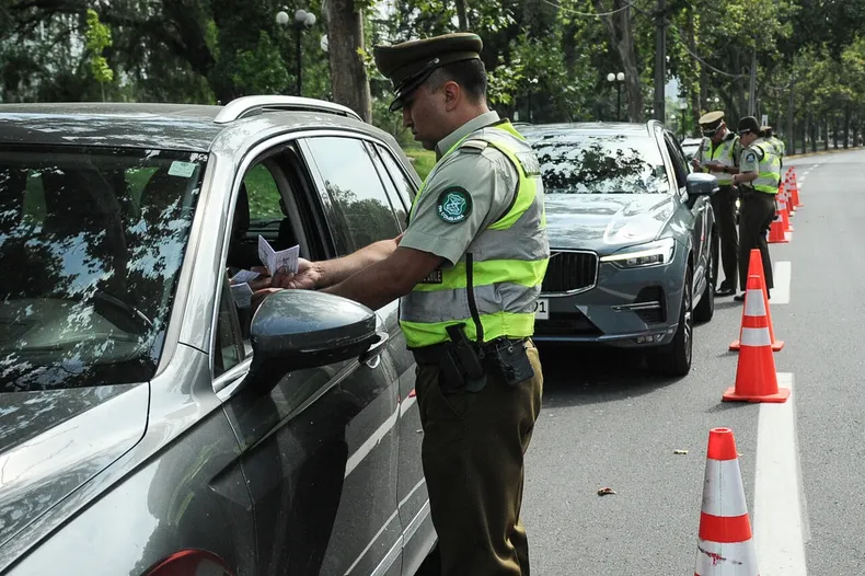 huyo de control lanzo droga a antejardin y carabinero la recupero estirando la mano acuso violacion de domicilio y suprema descarto.webp