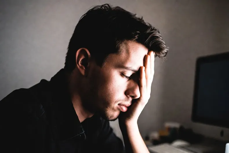 fatiga persistente pese a dormir bien expertos advierten que deficit de vitamina d cortisol o hierro puede ser la causa.webp