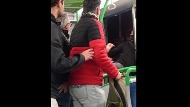 VIDEO| Furiosos pasajeros enfrentaron a grafiteros mientras rayaban el Metro