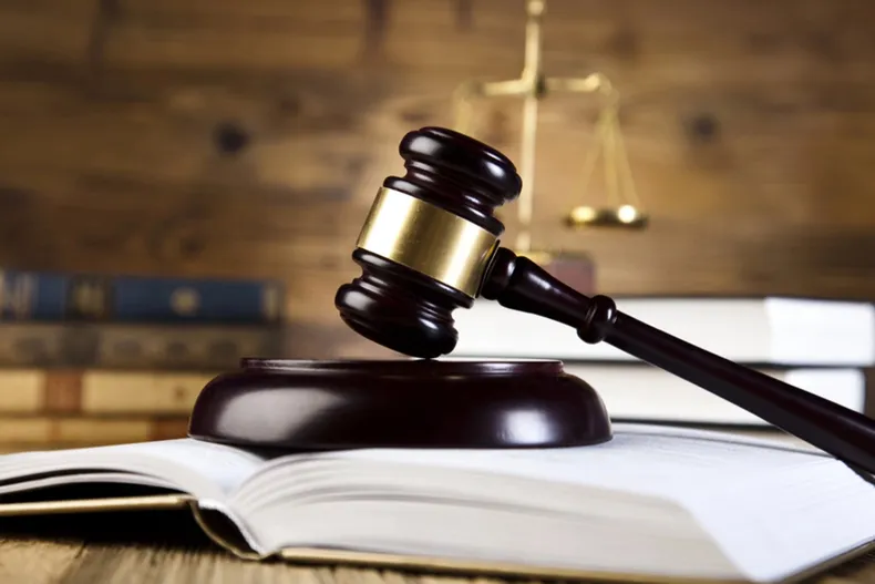 lo echaron por acoso sexual y juzgado ordeno pagarle anos de servicio corte revoco y eximio a empresa del pago.webp