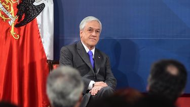VIDEO| Piñera se molesta por paso de carroza fúnebre mientras daba discurso