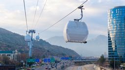 Chile es referente latinoamericano en electromovilidad, con buses y trenes eléctricos, bicicletas y microtransporte. El Teleférico Bicentenario operará en 2027.
