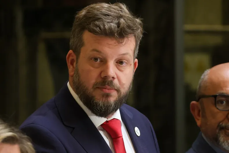 cual es el calendario de vacunacion en chile que desmiente las supuestas  72 dosis  de kaiser.webp