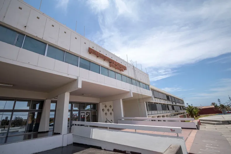 profesor fue calificado con desempeno insuficiente por universidad y reclamo arbitrariedad suprema ordeno repetir evaluacion.webp