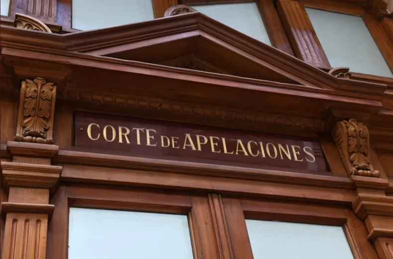 compraron casa nueva con graves fallas y no obtuvieron solucion inmobiliaria y arquitecto deberan pagar 10 millones a pareja.webp