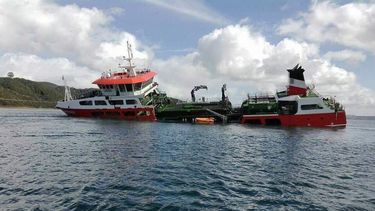 Hundimiento de buque salmonero con más de 70 mil litros de petróleo causa alerta en Chiloé