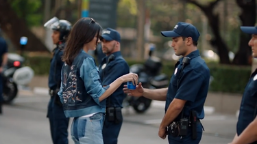 Comercial de Kendall Jenner que banaliza las luchas sociales obliga a Pepsi a eliminar el spot de Internet
