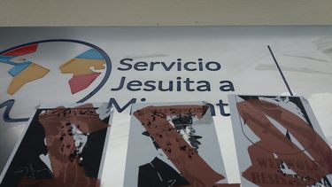 Ataque xenófobo: Rayan muros del Servicio Jesuita a Migrantes con alusiones a guerrilla nazi