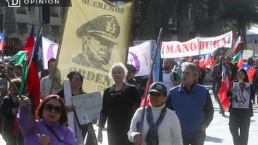 El Desconcierto | 24098 marcha derechista con afiche de pinochet.webp