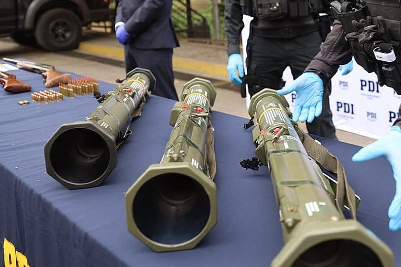Lanzacohetes incautados por la PDI.jpg