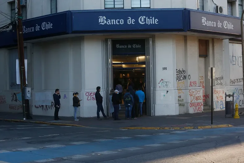 la historia de la clienta que ingreso claves bancarias en link falso, perdio mas de 1 millon y recibio reembolso que tendra que devolver.webp