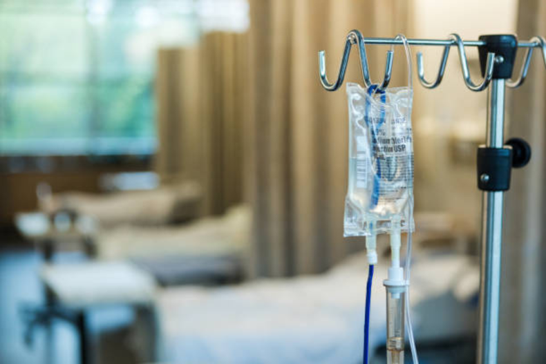 riesgo para pacientes  isp advierte irregularidades en marca de suero y ordena su retiro del mercado.png