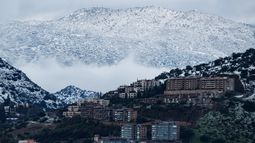 Nieve, lluvia y tormentas eléctricas: Extenso sistema frontal obliga a suspender clases y cierre de caminos