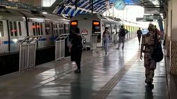 India busca evitar que parejas se besen en el Metro y despliega a policías en los vagones